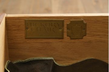 中古　ヒッコリーチェア(HICKORY CHAIR)　クラシカルで高級感溢れる照明付きのキャビネット(収納棚、戸棚、飾り棚、食器棚、カップボード)(定価約410万円)(R-079795)