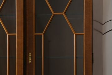 中古　ヒッコリーチェア(HICKORY CHAIR)　クラシカルで高級感溢れる照明付きのキャビネット(収納棚、戸棚、飾り棚、食器棚、カップボード)(定価約410万円)(R-079795)