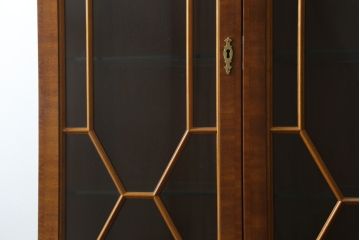 中古　ヒッコリーチェア(HICKORY CHAIR)　クラシカルで高級感溢れる照明付きのキャビネット(収納棚、戸棚、飾り棚、食器棚、カップボード)(定価約410万円)(R-079795)