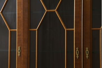 中古　ヒッコリーチェア(HICKORY CHAIR)　クラシカルで高級感溢れる照明付きのキャビネット(収納棚、戸棚、飾り棚、食器棚、カップボード)(定価約410万円)(R-079795)