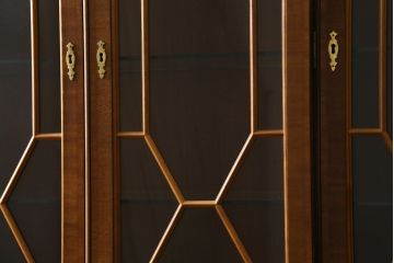 中古　ヒッコリーチェア(HICKORY CHAIR)　クラシカルで高級感溢れる照明付きのキャビネット(収納棚、戸棚、飾り棚、食器棚、カップボード)(定価約410万円)(R-079795)