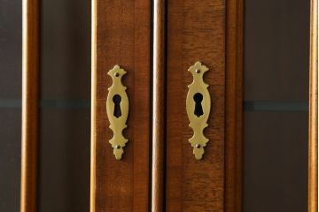 中古　ヒッコリーチェア(HICKORY CHAIR)　クラシカルで高級感溢れる照明付きのキャビネット(収納棚、戸棚、飾り棚、食器棚、カップボード)(定価約410万円)(R-079795)