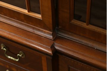 中古　ヒッコリーチェア(HICKORY CHAIR)　クラシカルで高級感溢れる照明付きのキャビネット(収納棚、戸棚、飾り棚、食器棚、カップボード)(定価約410万円)(R-079795)