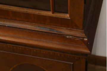 中古　ヒッコリーチェア(HICKORY CHAIR)　クラシカルで高級感溢れる照明付きのキャビネット(収納棚、戸棚、飾り棚、食器棚、カップボード)(定価約410万円)(R-079795)