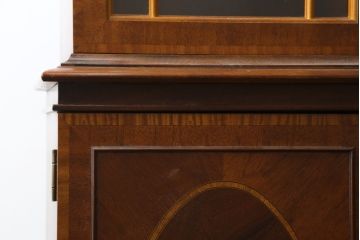 中古　ヒッコリーチェア(HICKORY CHAIR)　クラシカルで高級感溢れる照明付きのキャビネット(収納棚、戸棚、飾り棚、食器棚、カップボード)(定価約410万円)(R-079795)