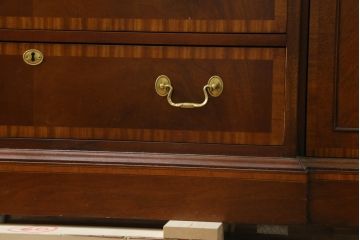 中古　ヒッコリーチェア(HICKORY CHAIR)　クラシカルで高級感溢れる照明付きのキャビネット(収納棚、戸棚、飾り棚、食器棚、カップボード)(定価約410万円)(R-079795)