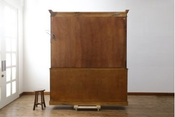 中古　ヒッコリーチェア(HICKORY CHAIR)　クラシカルで高級感溢れる照明付きのキャビネット(収納棚、戸棚、飾り棚、食器棚、カップボード)(定価約410万円)(R-079795)