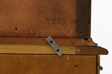 中古　ヒッコリーチェア(HICKORY CHAIR)　クラシカルで高級感溢れる照明付きのキャビネット(収納棚、戸棚、飾り棚、食器棚、カップボード)(定価約410万円)(R-079795)