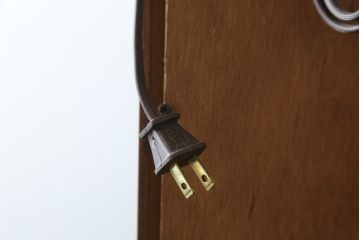 中古　ヒッコリーチェア(HICKORY CHAIR)　クラシカルで高級感溢れる照明付きのキャビネット(収納棚、戸棚、飾り棚、食器棚、カップボード)(定価約410万円)(R-079795)