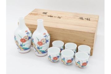 重要無形文化財　人間国宝　十三代 酒井田柿右衛門　有田焼　錦　菊鳥文　佳宴を盛り上げる酒器セット(とっくり、徳利、おちょこ、御猪口、ぐい呑み、和食器、共箱付き、裏印、花押)(R-079800)