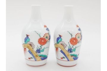 重要無形文化財　人間国宝　十三代 酒井田柿右衛門　有田焼　錦　菊鳥文　佳宴を盛り上げる酒器セット(とっくり、徳利、おちょこ、御猪口、ぐい呑み、和食器、共箱付き、裏印、花押)(R-079800)