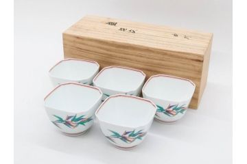 重要無形文化財　人間国宝　十三代 酒井田柿右衛門　有田焼　錦　笹文　約9cm　3寸　落ち着いた佇まいの中付5客セット(深皿、取鉢、小鉢、豆鉢、和食器、共箱付き、裏印、花押、三寸)(R-079801)