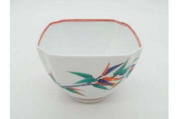 重要無形文化財　人間国宝　十三代 酒井田柿右衛門　有田焼　錦　笹文　約9cm　3寸　落ち着いた佇まいの中付5客セット(深皿、取鉢、小鉢、豆鉢、和食器、共箱付き、裏印、花押、三寸)(R-079801)