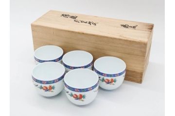 重要無形文化財　人間国宝　十三代 酒井田柿右衛門　有田焼　染錦　果実地文　気分も華やぐ湯呑5客セット(木の実、南天、ザクロ、柘榴、ぐい呑み、湯のみ、和食器、煎茶道具、共箱付き、裏印、花押)(R-079802)