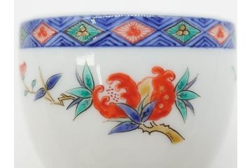 重要無形文化財　人間国宝　十三代 酒井田柿右衛門　有田焼　染錦　果実地文　気分も華やぐ湯呑5客セット(木の実、南天、ザクロ、柘榴、ぐい呑み、湯のみ、和食器、煎茶道具、共箱付き、裏印、花押)(R-079802)