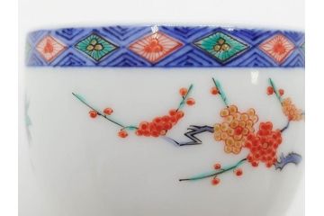 重要無形文化財　人間国宝　十三代 酒井田柿右衛門　有田焼　染錦　果実地文　気分も華やぐ湯呑5客セット(木の実、南天、ザクロ、柘榴、ぐい呑み、湯のみ、和食器、煎茶道具、共箱付き、裏印、花押)(R-079802)