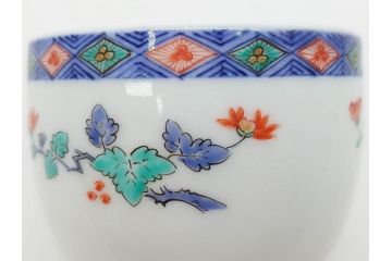 重要無形文化財　人間国宝　十三代 酒井田柿右衛門　有田焼　染錦　果実地文　気分も華やぐ湯呑5客セット(木の実、南天、ザクロ、柘榴、ぐい呑み、湯のみ、和食器、煎茶道具、共箱付き、裏印、花押)(R-079802)