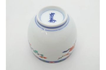 重要無形文化財　人間国宝　十三代 酒井田柿右衛門　有田焼　染錦　果実地文　気分も華やぐ湯呑5客セット(木の実、南天、ザクロ、柘榴、ぐい呑み、湯のみ、和食器、煎茶道具、共箱付き、裏印、花押)(R-079802)