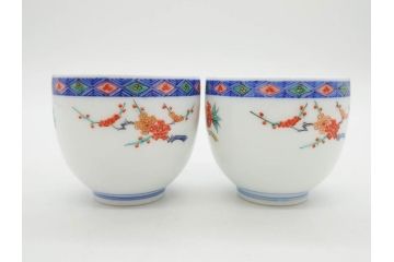 重要無形文化財　人間国宝　十三代 酒井田柿右衛門　有田焼　染錦　果実地文　気分も華やぐ湯呑5客セット(木の実、南天、ザクロ、柘榴、ぐい呑み、湯のみ、和食器、煎茶道具、共箱付き、裏印、花押)(R-079802)