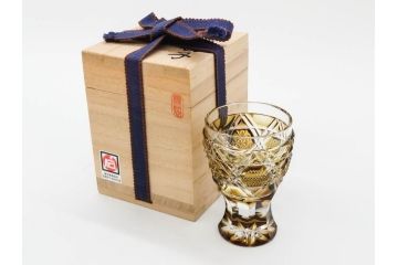 鹿児島県指定伝統工芸品　薩摩切子　色被せガラス　緻密なカッティングが見事な馬上杯(薩摩びーどろ、グラス、硝子、酒器、盃、ウコン布付き、共箱付き)(R-079803)