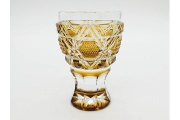 鹿児島県指定伝統工芸品　薩摩切子　色被せガラス　緻密なカッティングが見事な馬上杯(薩摩びーどろ、グラス、硝子、酒器、盃、ウコン布付き、共箱付き)(R-079803)