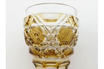 鹿児島県指定伝統工芸品　薩摩切子　色被せガラス　緻密なカッティングが見事な馬上杯(薩摩びーどろ、グラス、硝子、酒器、盃、ウコン布付き、共箱付き)(R-079803)