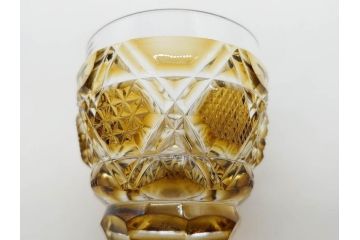 鹿児島県指定伝統工芸品　薩摩切子　色被せガラス　緻密なカッティングが見事な馬上杯(薩摩びーどろ、グラス、硝子、酒器、盃、ウコン布付き、共箱付き)(R-079803)