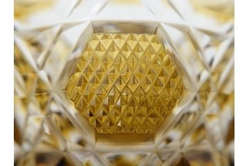 鹿児島県指定伝統工芸品　薩摩切子　色被せガラス　緻密なカッティングが見事な馬上杯(薩摩びーどろ、グラス、硝子、酒器、盃、ウコン布付き、共箱付き)(R-079803)
