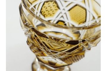 鹿児島県指定伝統工芸品　薩摩切子　色被せガラス　緻密なカッティングが見事な馬上杯(薩摩びーどろ、グラス、硝子、酒器、盃、ウコン布付き、共箱付き)(R-079803)
