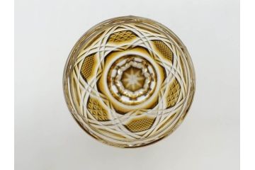 鹿児島県指定伝統工芸品　薩摩切子　色被せガラス　緻密なカッティングが見事な馬上杯(薩摩びーどろ、グラス、硝子、酒器、盃、ウコン布付き、共箱付き)(R-079803)