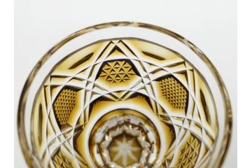 鹿児島県指定伝統工芸品　薩摩切子　色被せガラス　緻密なカッティングが見事な馬上杯(薩摩びーどろ、グラス、硝子、酒器、盃、ウコン布付き、共箱付き)(R-079803)