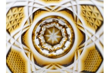 鹿児島県指定伝統工芸品　薩摩切子　色被せガラス　緻密なカッティングが見事な馬上杯(薩摩びーどろ、グラス、硝子、酒器、盃、ウコン布付き、共箱付き)(R-079803)