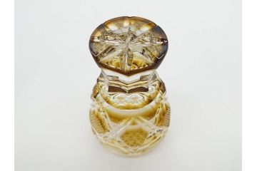 鹿児島県指定伝統工芸品　薩摩切子　色被せガラス　緻密なカッティングが見事な馬上杯(薩摩びーどろ、グラス、硝子、酒器、盃、ウコン布付き、共箱付き)(R-079803)