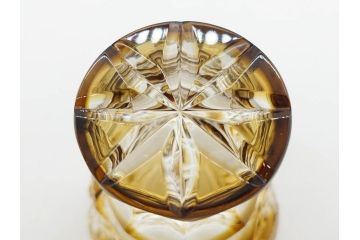 鹿児島県指定伝統工芸品　薩摩切子　色被せガラス　緻密なカッティングが見事な馬上杯(薩摩びーどろ、グラス、硝子、酒器、盃、ウコン布付き、共箱付き)(R-079803)