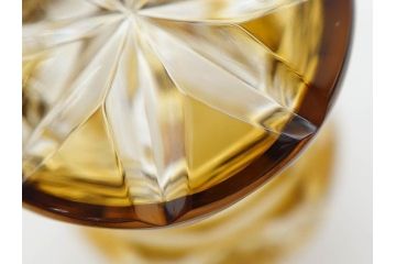 鹿児島県指定伝統工芸品　薩摩切子　色被せガラス　緻密なカッティングが見事な馬上杯(薩摩びーどろ、グラス、硝子、酒器、盃、ウコン布付き、共箱付き)(R-079803)
