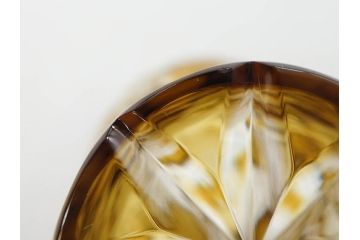 鹿児島県指定伝統工芸品　薩摩切子　色被せガラス　緻密なカッティングが見事な馬上杯(薩摩びーどろ、グラス、硝子、酒器、盃、ウコン布付き、共箱付き)(R-079803)