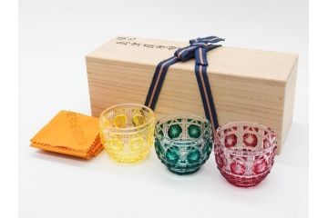 尚古集成館監修　復元　島津薩摩切子　色被せガラス　鮮やかな色彩が美しい猪口3客セット(ガラス、硝子、御猪口、おちょこ、蕎麦猪口、ぐい呑み、盃、杯、酒器、共箱付き、ウコン布付き)(R-079804)