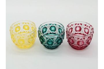 尚古集成館監修　復元　島津薩摩切子　色被せガラス　鮮やかな色彩が美しい猪口3客セット(ガラス、硝子、御猪口、おちょこ、蕎麦猪口、ぐい呑み、盃、杯、酒器、共箱付き、ウコン布付き)(R-079804)