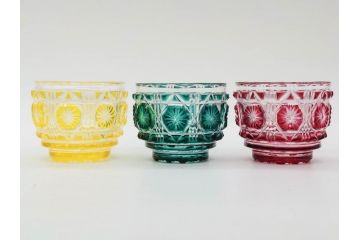 尚古集成館監修　復元　島津薩摩切子　色被せガラス　鮮やかな色彩が美しい猪口3客セット(ガラス、硝子、御猪口、おちょこ、蕎麦猪口、ぐい呑み、盃、杯、酒器、共箱付き、ウコン布付き)(R-079804)