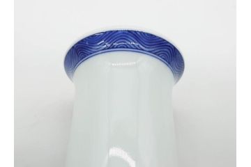 人間国宝　十三代 今泉今右衛門　本人作　彫銘　有田焼　色鍋島唐草文　高さ 約23cm　格調高い花瓶(牡丹、花、花器、花生、花入、フラワーベース、ウコン布付き、裏印、共箱付き)(R-079805)