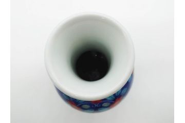 人間国宝　十三代 今泉今右衛門　本人作　彫銘　有田焼　色鍋島唐草文　高さ 約23cm　格調高い花瓶(牡丹、花、花器、花生、花入、フラワーベース、ウコン布付き、裏印、共箱付き)(R-079805)