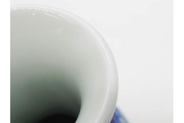人間国宝　十三代 今泉今右衛門　本人作　彫銘　有田焼　色鍋島唐草文　高さ 約23cm　格調高い花瓶(牡丹、花、花器、花生、花入、フラワーベース、ウコン布付き、裏印、共箱付き)(R-079805)