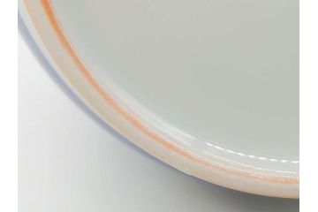 人間国宝　十三代 今泉今右衛門　本人作　彫銘　有田焼　色鍋島唐草文　高さ 約23cm　格調高い花瓶(牡丹、花、花器、花生、花入、フラワーベース、ウコン布付き、裏印、共箱付き)(R-079805)
