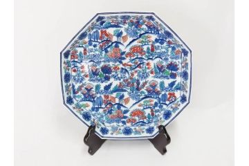 人間国宝　十三代 今泉今右衛門　本人作　彫銘　有田焼　色鍋島更紗文　約30cm　1尺　緻密な絵付けが見事な額皿(八角皿、飾り皿、変形皿、花、植物、和皿、大皿、和食器、尺皿、皿立て付き、ウコン布付き、裏印、共箱付き、一尺)(R-079806)