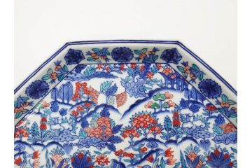 人間国宝　十三代 今泉今右衛門　本人作　彫銘　有田焼　色鍋島更紗文　約30cm　1尺　緻密な絵付けが見事な額皿(八角皿、飾り皿、変形皿、花、植物、和皿、大皿、和食器、尺皿、皿立て付き、ウコン布付き、裏印、共箱付き、一尺)(R-079806)