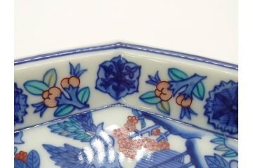 人間国宝　十三代 今泉今右衛門　本人作　彫銘　有田焼　色鍋島更紗文　約30cm　1尺　緻密な絵付けが見事な額皿(八角皿、飾り皿、変形皿、花、植物、和皿、大皿、和食器、尺皿、皿立て付き、ウコン布付き、裏印、共箱付き、一尺)(R-079806)