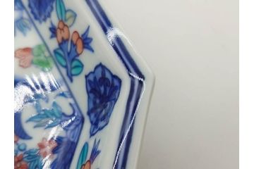 人間国宝　十三代 今泉今右衛門　本人作　彫銘　有田焼　色鍋島更紗文　約30cm　1尺　緻密な絵付けが見事な額皿(八角皿、飾り皿、変形皿、花、植物、和皿、大皿、和食器、尺皿、皿立て付き、ウコン布付き、裏印、共箱付き、一尺)(R-079806)