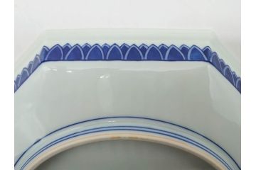 人間国宝　十三代 今泉今右衛門　本人作　彫銘　有田焼　色鍋島更紗文　約30cm　1尺　緻密な絵付けが見事な額皿(八角皿、飾り皿、変形皿、花、植物、和皿、大皿、和食器、尺皿、皿立て付き、ウコン布付き、裏印、共箱付き、一尺)(R-079806)