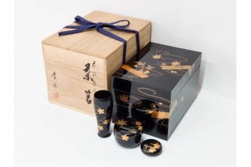 慶塚作　輪島塗　花筏蒔絵　雅な佇まいの茶筥(紅葉、もみじ、桜、さくら、金彩、茶箱、棗、香合、茶筅筒、木製、漆器、漆芸、煎茶道具、茶器、茶道具、野点、共箱付き)(R-079807)
