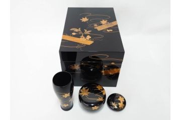 慶塚作　輪島塗　花筏蒔絵　雅な佇まいの茶筥(紅葉、もみじ、桜、さくら、金彩、茶箱、棗、香合、茶筅筒、木製、漆器、漆芸、煎茶道具、茶器、茶道具、野点、共箱付き)(R-079807)